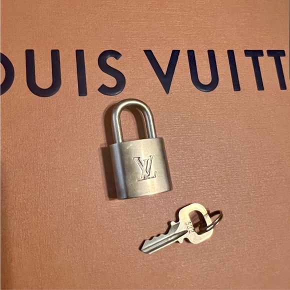 LV lock and key - Picture 7 of 9
